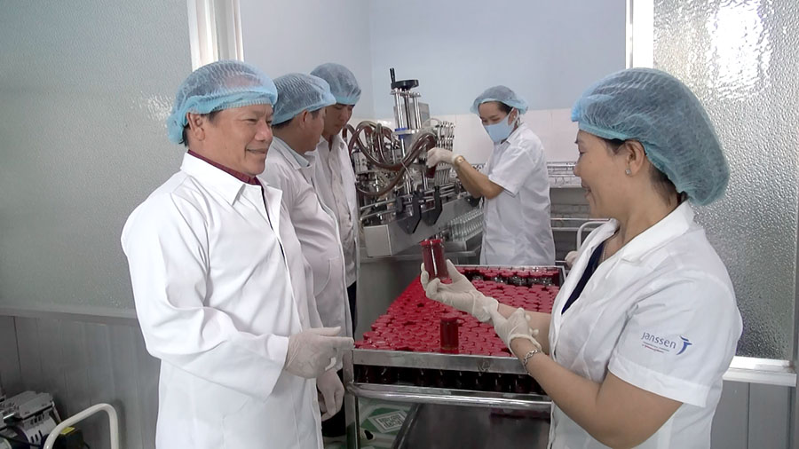 Cơ cấu kinh tế TT. Ngãi Giao chuyển dịch theo đúng định hướng là tăng tỷ trọng công nghiệp, thương mại, dịch vụ.  Trong ảnh: Bà Lê Thị Anh, chủ cơ sở sản xuất mật ong Anh Tiến giới thiệu quy trình sản xuất, chế biến mật ong  với lãnh đạo TT. Ngãi Giao.