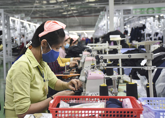 Do ảnh hưởng của dịch COVID-2019, BHXH Việt Nam thực hiện tạm dừng đóng BHXH vào quỹ hưu trí cho người lao động (ảnh có tính minh họa).