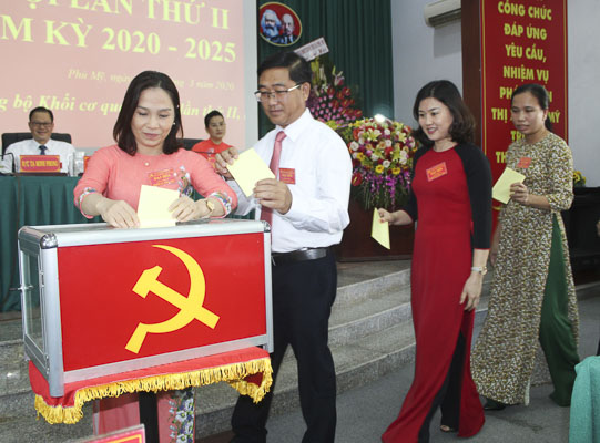 Đại biểu bỏ phiếu bầu BCH Đảng bộ Khối cơ quan Đảng TX. Phú Mỹ nhiệm kỳ 2020-2025. 