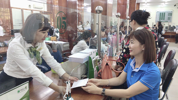 Vietcombank sẽ phát hành 6.000 tỷ đồng trái phiếu trong năm nay.  Trong ảnh: Khách hàng giao dịch tại Vietcombank Vũng Tàu.