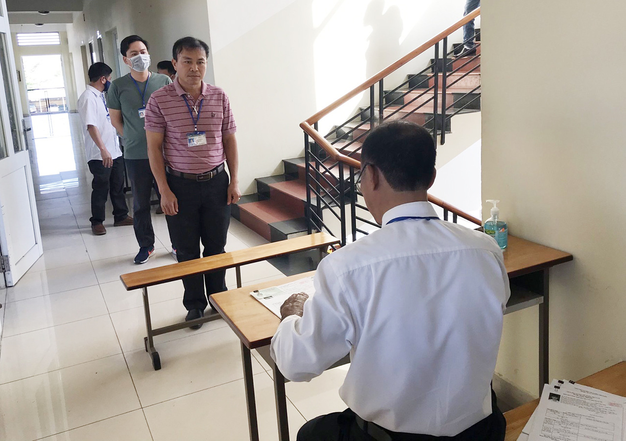 Kiểm tra nhận dạng thí sinh trước khi vào phòng thi lý thuyết tại Trung tâm sát hạch lái xe Đạt Phúc cuối tháng 2/2020.