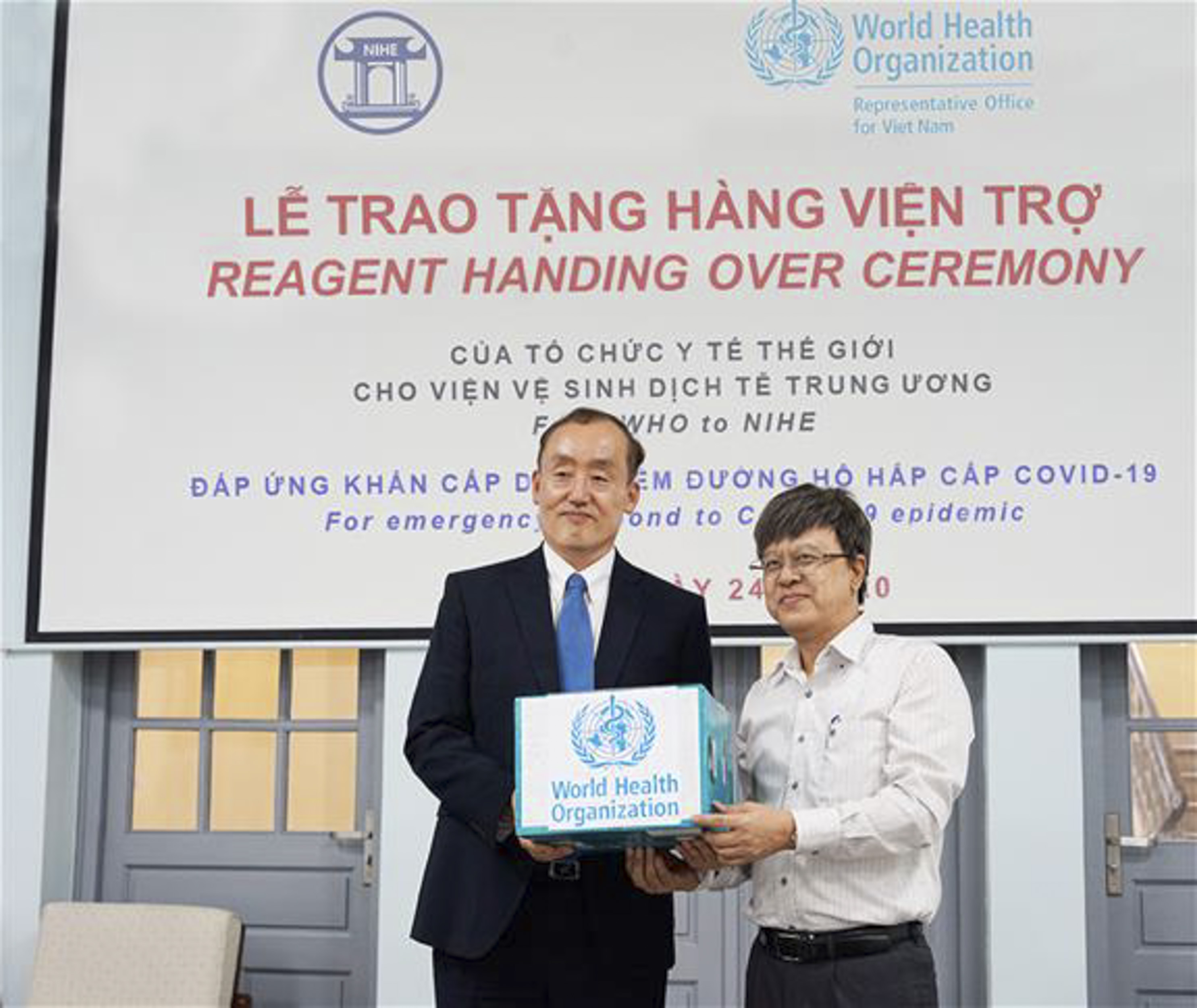 Trưởng đại diện Văn phòng WHO tại Việt Nam, bàn giao sinh phẩm xét nghiệm  để phát hiện virus COVID-19 cho Viện Vệ sinh dịch tễ Trung ương. Ảnh: NIHE