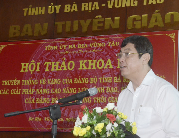 Ông Trần Đình Khoa, Ủy viên Ban Thường vụ Tỉnh ủy, Bí thư Thành ủy Vũng Tàu trình bày tham luận “Tăng cường vai trò và hiệu quả lãnh đạo của cấp ủy Đảng luôn là vấn đề mang tính then chốt” tại Hội thảo.