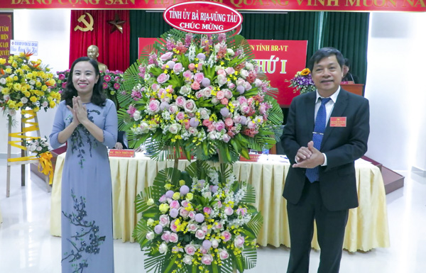 Đồng chí Võ Ngọc Thanh Trúc, Tỉnh ủy viên, Phó Trưởng Ban Tổ chức Tỉnh ủy tặng lẵng hoa chúc mừng Đại hội Đảng bộ NHNN Chi nhánh tỉnh BR-VT lần thứ I, nhiệm kỳ 2020-2025.