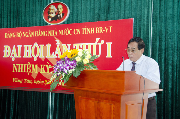 Đồng chí Đinh Văn Hùng, Tỉnh ủy viên, Bí thư Đảng ủy Khối Cơ quan và DN tỉnh phát biểu chỉ đạo Đại hội.