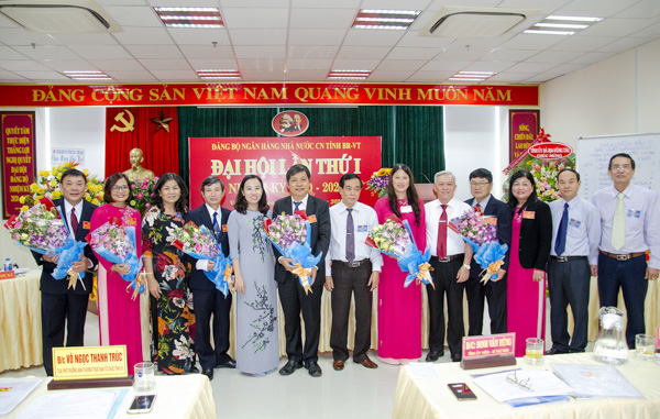 Các đại biểu chụp hình lưu niệm.