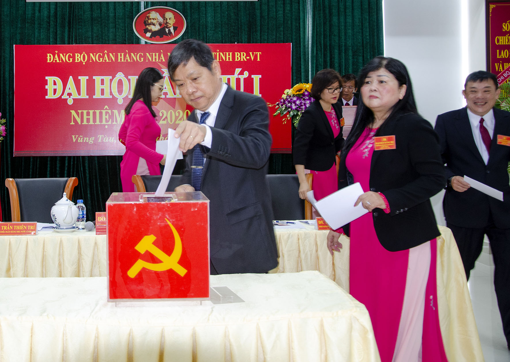 Đại biểu bỏ phiếu bầu BCH Đảng bộ NHNN Chi nhánh tỉnh lần thứ I,  nhiệm kỳ 2020-2025. Ảnh: MẠNH THẮNG