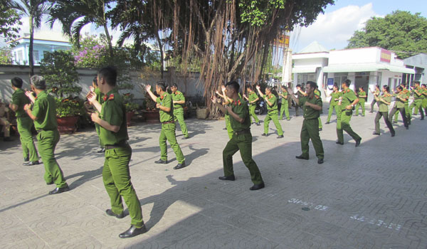 Lực lượng Công an TP.Bà Rịa tập luyện võ thuật, nâng cao kỹ thuật trấn áp tội phạm.