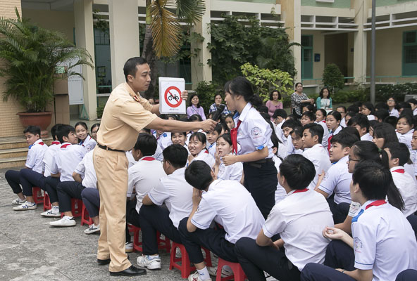 Lực lượng CSGT - Công an TP.Bà Rịa tuyên truyền bảo đảm ATGT cho HS trên địa bàn thành phố. Ảnh: PHƯỚC AN