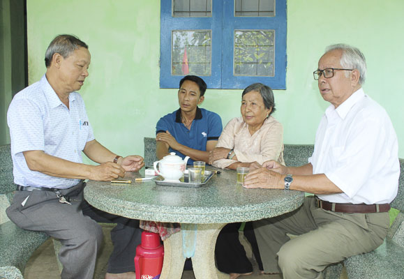 Công tác “Dân vận khéo” góp phần xây dựng khối đại đoàn kết toàn dân và củng cố vững chắc niềm tin của nhân dân với Đảng. Trong ảnh: Các đảng viên trong Tổ Dân vận thôn Tân Châu (xã Bàu Chinh, huyện Châu Đức) đến nhà vận động người dân tham gia các phong trào thi đua yêu nước.