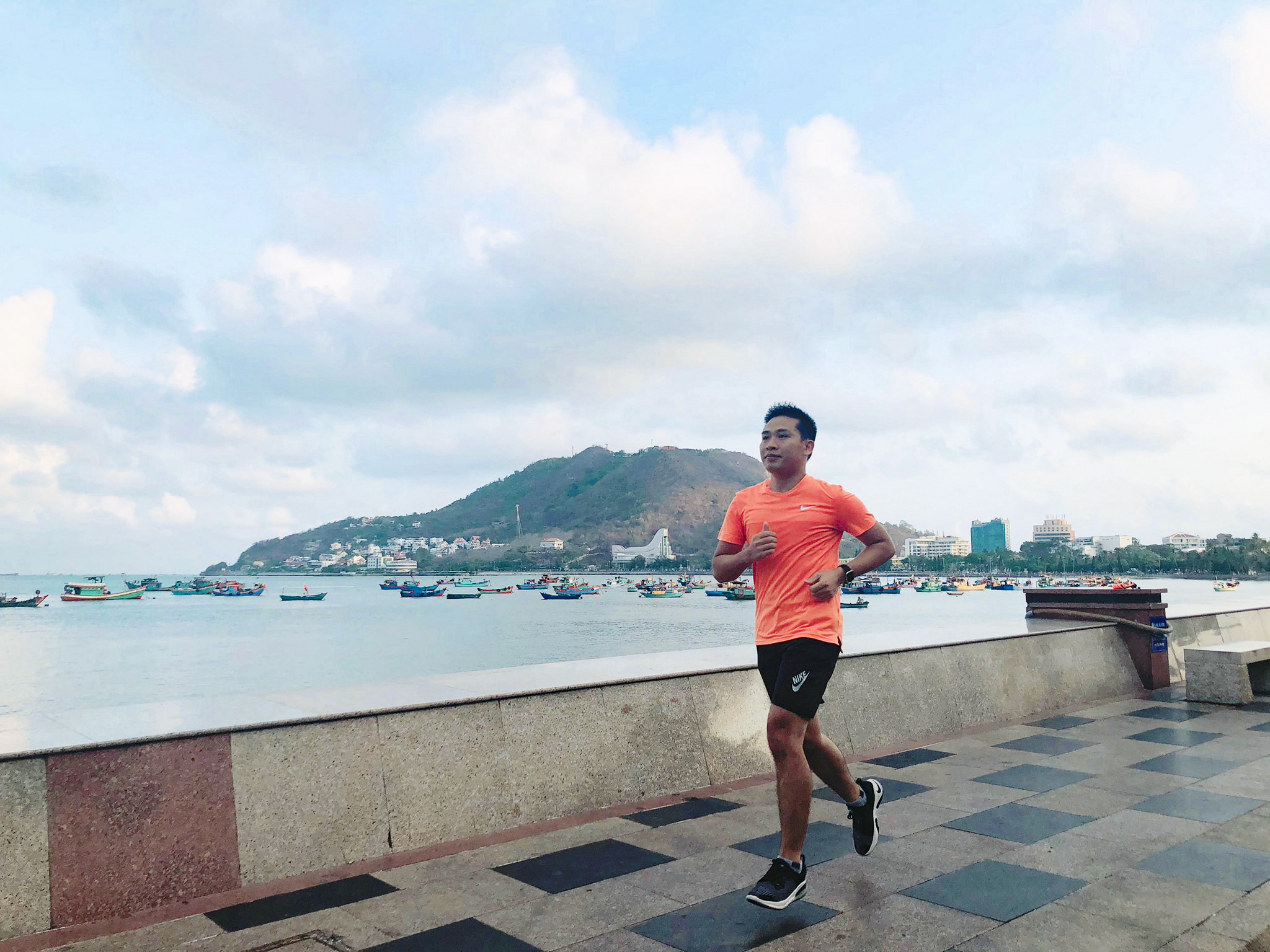 Chạy bộ buổi sáng bên bờ biển Vũng Tàu. Ảnh: TIẾN LINH