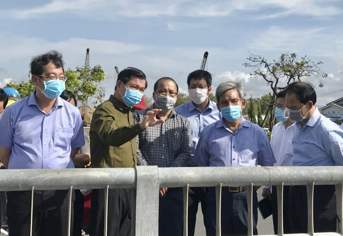 Ông Nguyễn Hồng Lĩnh, Ủy viên Trung ương Đảng, Bí thư Tỉnh ủy, Chủ tịch HĐND tỉnh thị sát tình hình ô nhiễm môi trường khu vực kênh Rạch Bà (TP. Vũng Tàu).