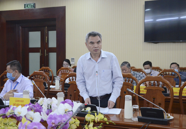 Ông Mai Trung Hưng, Phó Giám đốc Sở Xây dựng báo cáo kết quả việc thực hiện chính sách pháp luật trong công tác quản lý quy hoạch, xây dựng trên địa bàn tỉnh giai đoạn 1/1/2017 đến 31/12/2019.