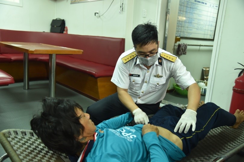 Bác sĩ quân y tàu 265 Vùng 2 Hải quân  sơ cứu nạn nhân Lê Văn Hưng, thuyền viên tàu cá BV90396 TS.