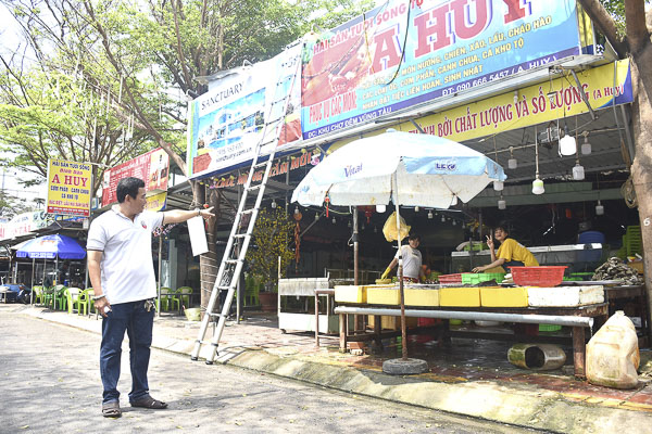 Ông Trần Thái Minh Huy, chủ quán hải sản A Huy bên cửa hàng  kinh doanh của gia đình vừa mới được đầu tư, sửa chữa.