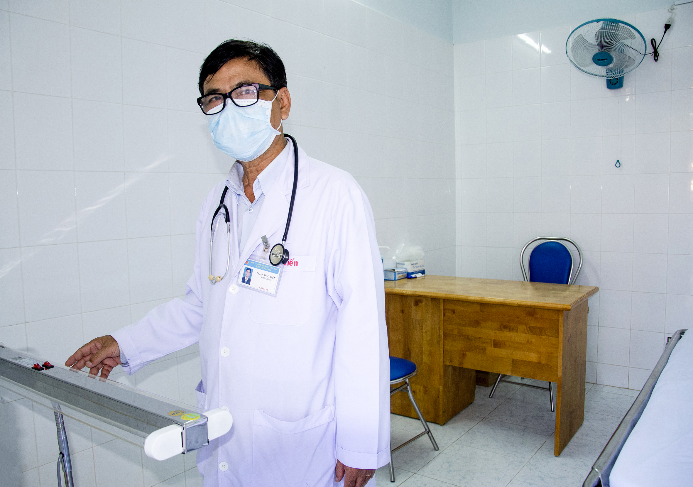 Bác sĩ  CKI Đoàn Đức Tiến, quyền phụ trách Khoa Khám bệnh, Bệnh viện  Lê Lợi bên cạnh thiết bị đèn rọi tia cực tím.