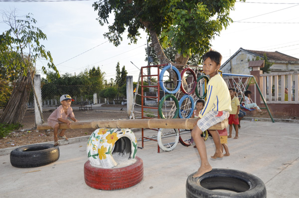 Thiếu nhi xã Bình Trung, huyện Châu Đức vui chơi trên chiếc bập bênh do Huyện Đoàn Châu Đức tặng. Ảnh: THÁI BÌNH
