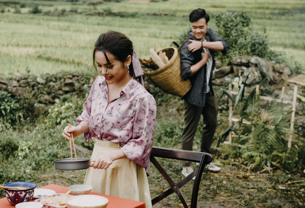 ữ ca sĩ Đoàn Thúy Trang đã rất thành công với bản hit Tình yêu màu nắng do chính chồng cô là nhạc sĩ Phạm Thanh Hà viết tặng.