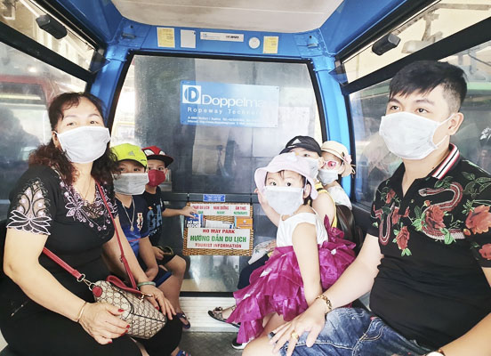 Người dân và du khách vui chơi tại KDL Hồ Mây - một trong những dự án thành phần của dự án Cụm dịch vụ ga cáp treo và Thủy cung Hòn Ngưu. Ảnh: MỸ LƯƠNG