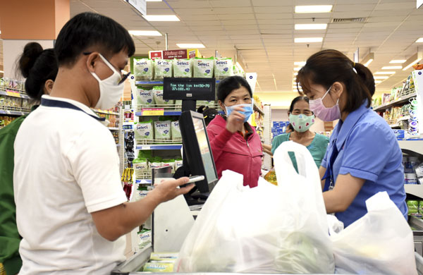 So với phương thức truyền thống, việc mua hàng tại siêu thị được người tiêu dùng ưa chuộng nhờ có nhiều ưu điểm.  Trong ảnh: Mua sắm tại Siêu thị Co.op Mart Vũng Tàu.