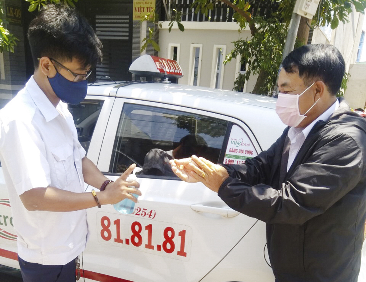 Đeo khẩu trang, rửa tay sát khuẩn, luôn được các tài xế hãng taxi Petro nhắc nhở và yêu cầu hành khách trước khi trước khi lên xe.