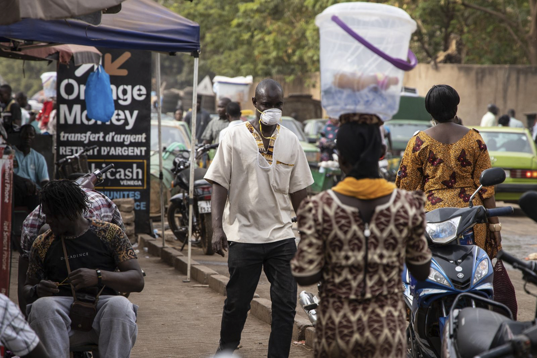 Người dân đeo khẩu trang phòng lây nhiễm COVID-19 tại Ouagadougou, Burkina Faso, ngày 16/3/2020. Ảnh: AFP/TTXVN