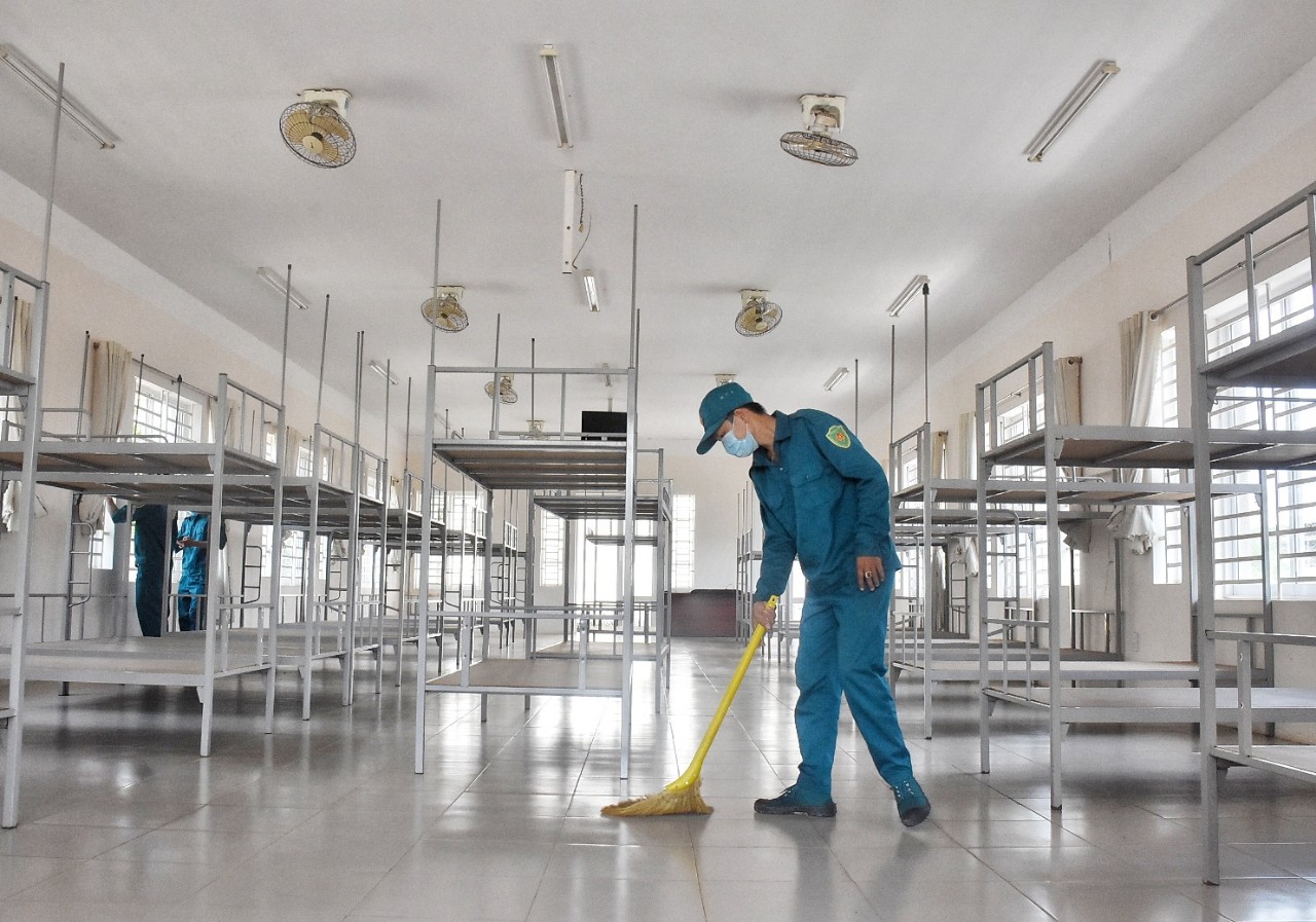Lực lượng dân quân vệ sinh Khu nhà ở cho người được cách ly y tế tập trung tại Trung tâm huấn luyện của Ban CHQS huyện Châu Đức.