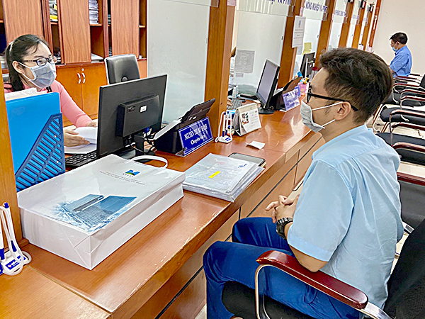Cán bộ công chức Bộ phận một cửa tập trung cấp tỉnh hướng dẫn người dân làm thủ tục hành chính.