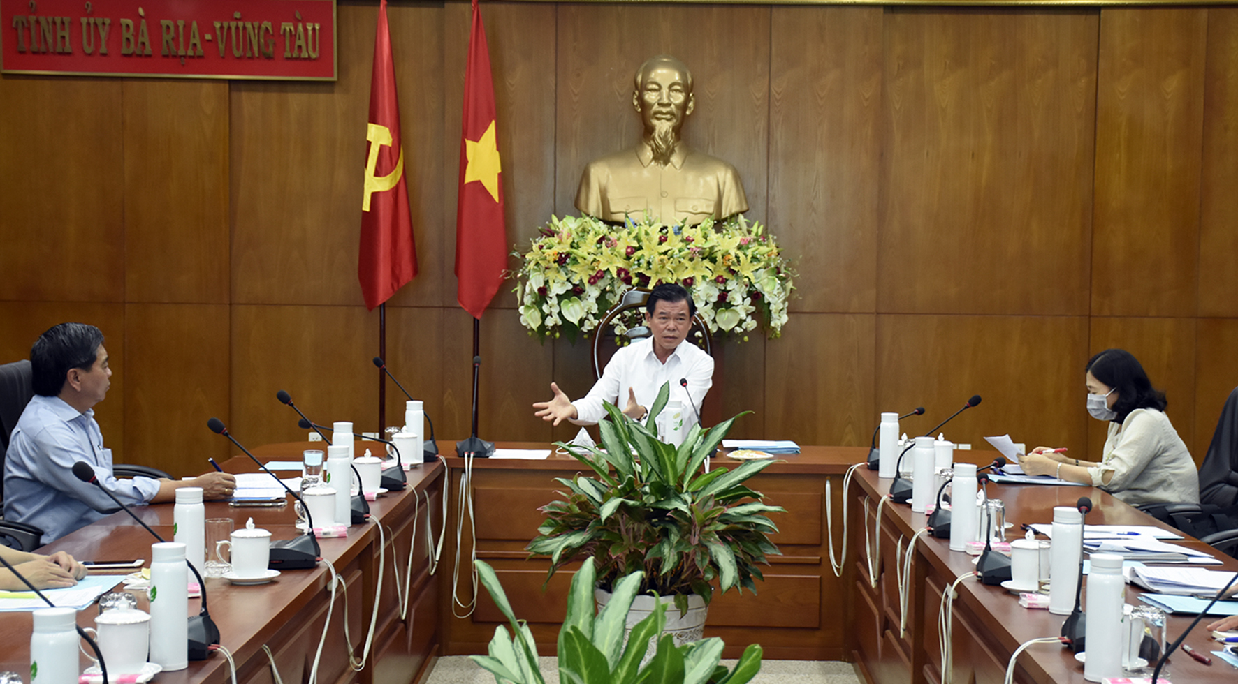 Ông Nguyễn Hồng Lĩnh, Ủy viên Trung ương Đảng, Bí thư Tỉnh ủy, Chủ tịch HĐND tỉnh chủ trì cuộc họp.