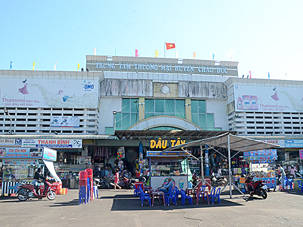 Chợ Ngãi Giao (hay Trung tâm thương mại huyện Châu Đức) được chuyển đổi mô hình quản lý, khai thác, kinh doanh chợ theo hình thức XHH và bước đầu đã đạt hiệu quả.