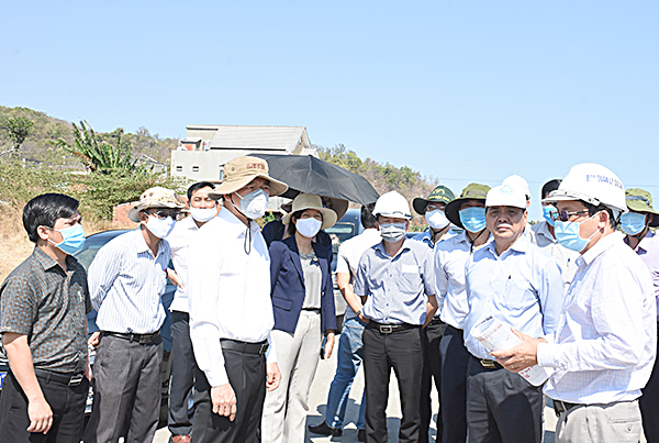 Lãnh đạo BQL Dự án giao thông Cái Mép - Thị Vải trao đổi với Bí thư Tỉnh ủy Nguyễn Hồng Lĩnh về các vướng mắc trong công tác giải phóng mặt bằng ở tuyến QL56. 