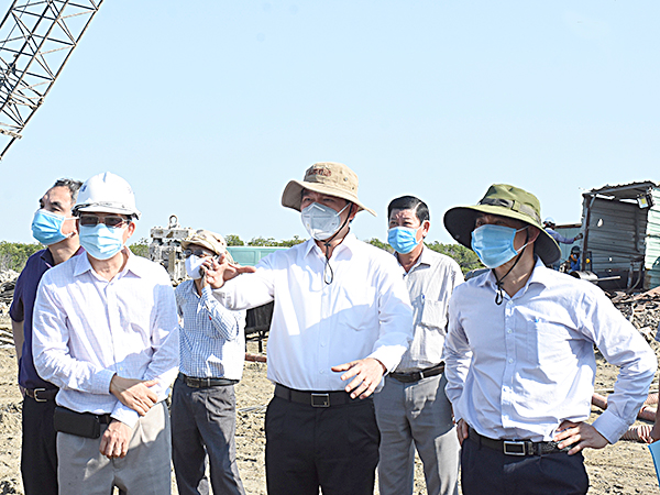 Ông Nguyễn Hồng Lĩnh, Ủy viên Trung ương Đảng, Bí thư Tỉnh ủy, Chủ tịch HĐND tỉnh trao đổi với lãnh đạo BQL Dự án giao thông  Cái Mép - Thị Vải về dự án đường 991B kết nối QL51 với hạ lưu cảng Cái Mép. Ảnh: THỤY NHIÊN