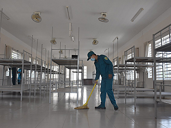 Lực lượng dân quân vệ sinh khu vực phòng ở tại Trung tâm huấn luyện của Ban CHQS huyện Châu Đức, địa điểm được chọn để làm Khu cách ly tập trung cho người trở về từ nước ngoài.