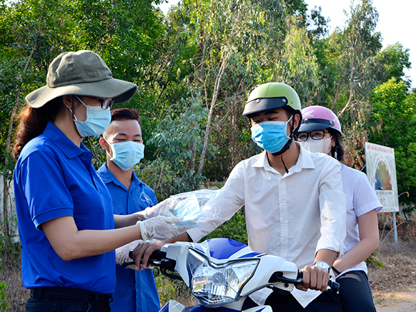ĐVTN xã Phước Thuận, huyện Xuyên Mộc phát khẩu trang miễn phí cho người dân.