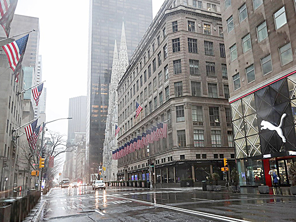 Cảnh vắng vẻ trên đường phố tại New York, Mỹ. 