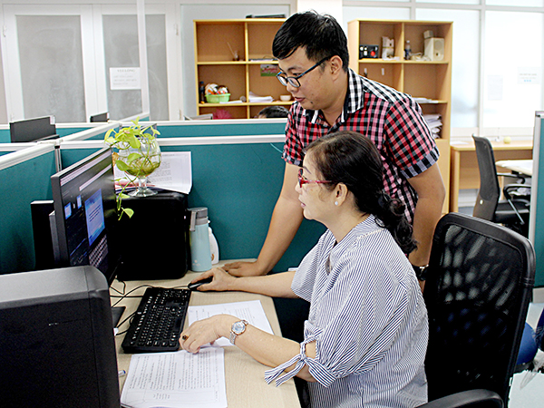 Kỹ thuật viên Mai Trinh (nữ) và Phóng viên Quay phim Xuân Trường phối hợp dựng phim cho bản tin “Trước ống kính” của BRT.