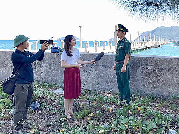 Phóng viên Đài PT-TH tỉnh tác nghiệp trong chương trình Vì chủ quyền biển đảo.