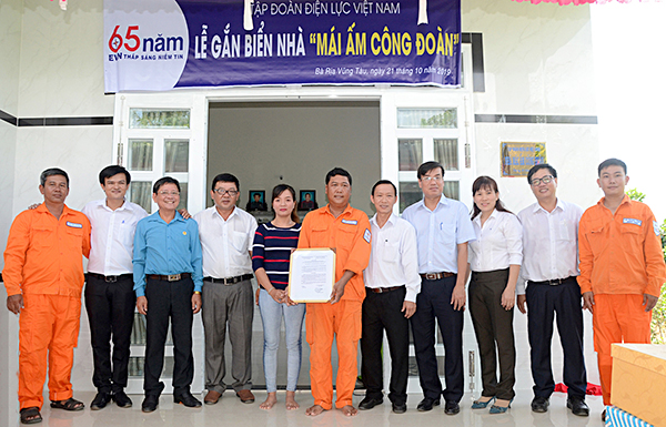 Đại diện Công đoàn Điện lực Việt Nam, LĐLĐ tỉnh, Công ty Điện lực BR-VT, huyện Đất Đỏ cùng gia đình anh Trần Thanh Lợi, đoàn viên công đoàn Điện lực Đất Đỏ bên ngôi nhà mới.