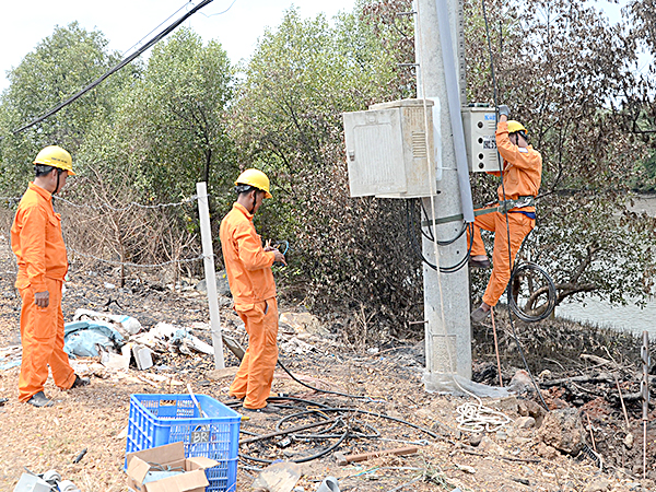 Nhân viên Điện lực Bà Rịa sửa chữa điện trên Quốc lộ 51.