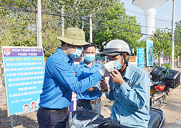 ĐVTN khối lực lượng vũ trang tham gia dọn vệ sinh bãi biển Phước Thuận, huyện Xuyên Mộc.