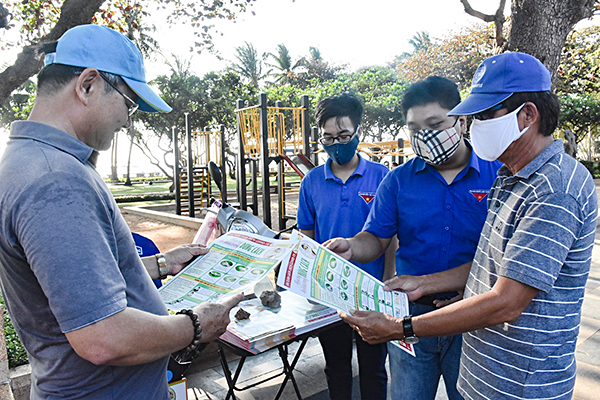 Người dân xem Poster An toàn giữa mùa dịch COVID-19 của Báo Bà Rịa-Vũng Tàu. Ảnh: TRẦN TRÀ