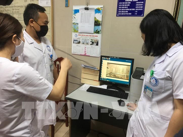 Các bác sĩ theo dõi bệnh nhân qua hệ thống điều khiển trung tâm. (Ảnh: Đức Phương)