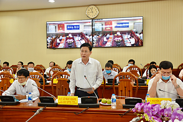 Ông Lê Ngọc Khánh, Giám đốc Sở Tài chính báo cáo tình hình tài chính quý I tại cuộc họp.