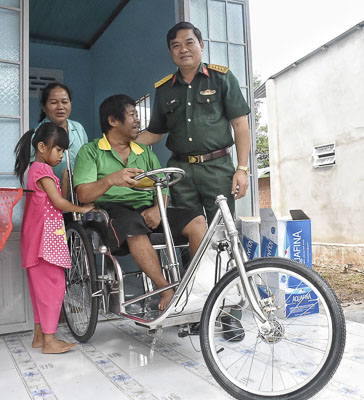 Đại tá Phạm Phú Ý, Ủy viên Ban Thường vụ Tỉnh ủy, Chỉ huy trưởng Bộ CHQS tỉnh trao tặng xe lăn cho ông Dương Văn Lộc (ngụ thôn Lồ Ồ, xã Đá Bạc, huyện Châu Đức) có hoàn cảnh đặc biệt khó khăn. 