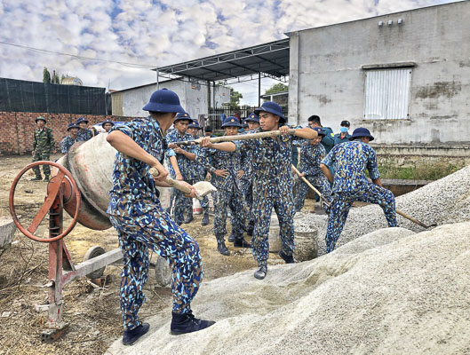 LLVT TX. Phú Mỹ phối hợp với Tiểu đoàn 9, Trường Sĩ quan Lục quân 2 làm đường bê tông giúp người dân đi lại tại khu vực Giáo xứ Phước Lộc (phường Phước Hòa, TX. Phú Mỹ).