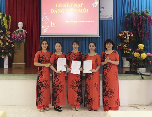 Cô Nguyễn Thị Thu Thủy (bên phải), Bí thư Chi bộ, Hiệu trưởng Trường MN Châu Thành (thuộc Đảng bộ Phường 4, TP.Vũng Tàu) trao Quyết định kết nạp Đảng cho GV, nhân viên nhà trường.