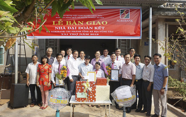 Lãnh đạo UBND huyện, lãnh đạo Đảng ủy Khối Vận huyện Châu Đức cùng nhà tài trợ trao nhà Đại đoàn kết cho gia đình ông Lê Quốc Lưu (ấp Bình Đức, xã Bình Ba).