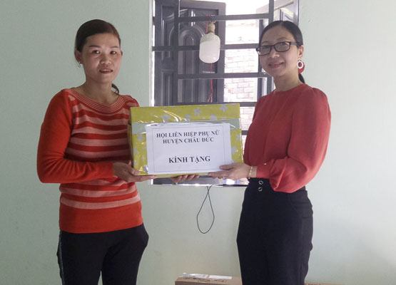 Đại diện Hội LHPN huyện Châu Đức trao quà cho chị Ngô Thị Vân Thanh tại lễ bàn giao mái ấm tình thương ngày 15/1.