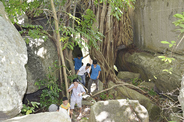 Nhóm du khách tham quan trên núi Minh Đạm.