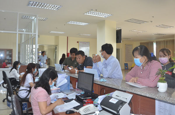 Người dân và DN làm thủ tục về BHXH tại Phòng Tiếp nhận  và Trả kết quả thủ tục hành chính, BHXH tỉnh  (200, Bạch Đằng, TP. Bà Rịa).